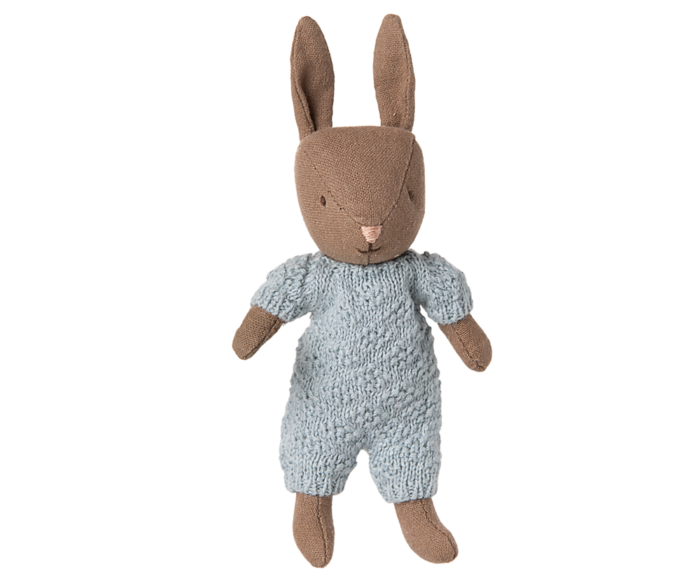 Maileg Rabbit Micro Brown - Blauw gebreid pakje