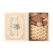 Maileg - Sleepy Wakey Baby Mouse In Matchbox - Roze