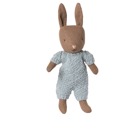Maileg Rabbit Micro Brown - Blauw gebreid pakje