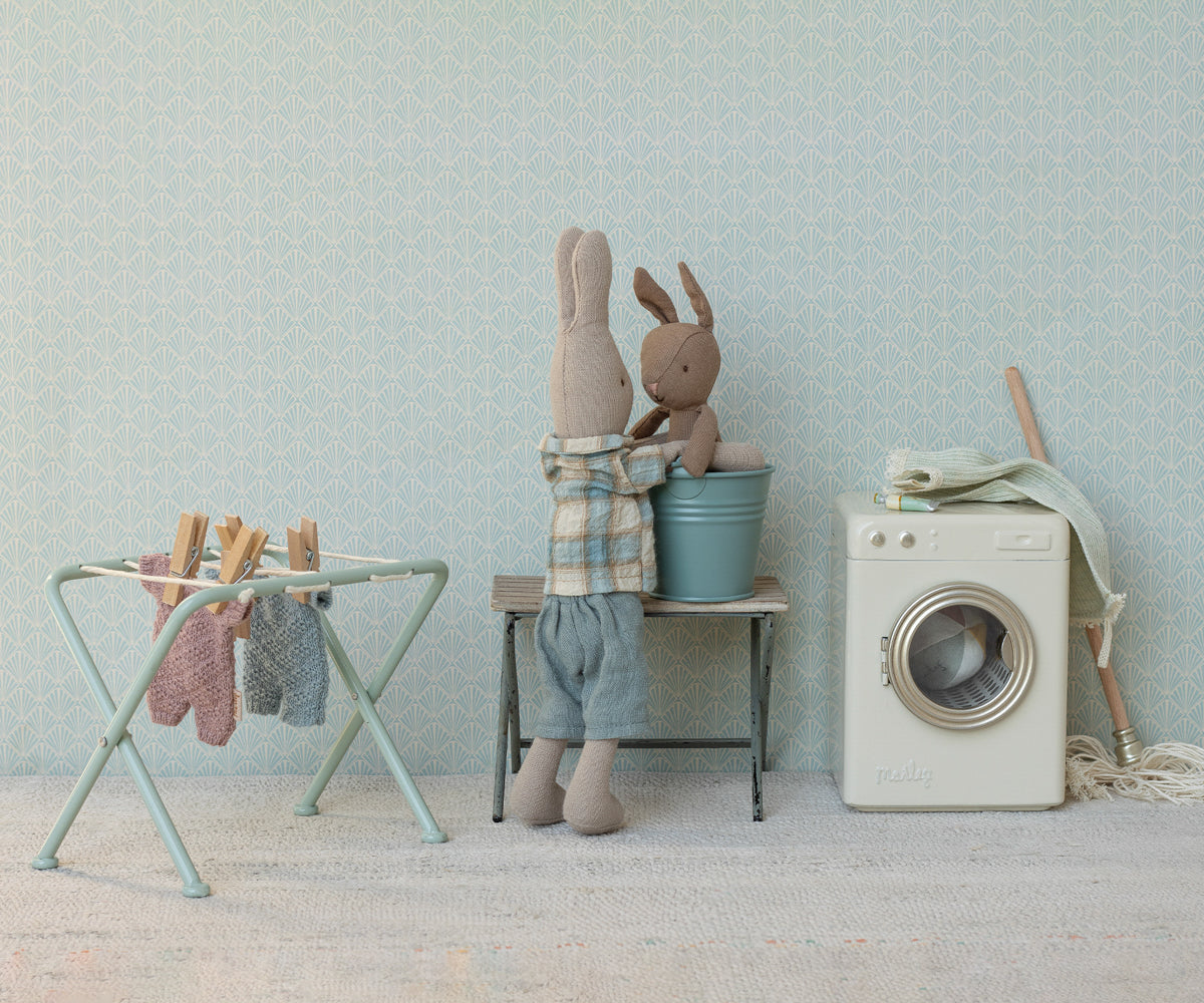 Maileg Rabbit Micro Brown - Blauw gebreid pakje