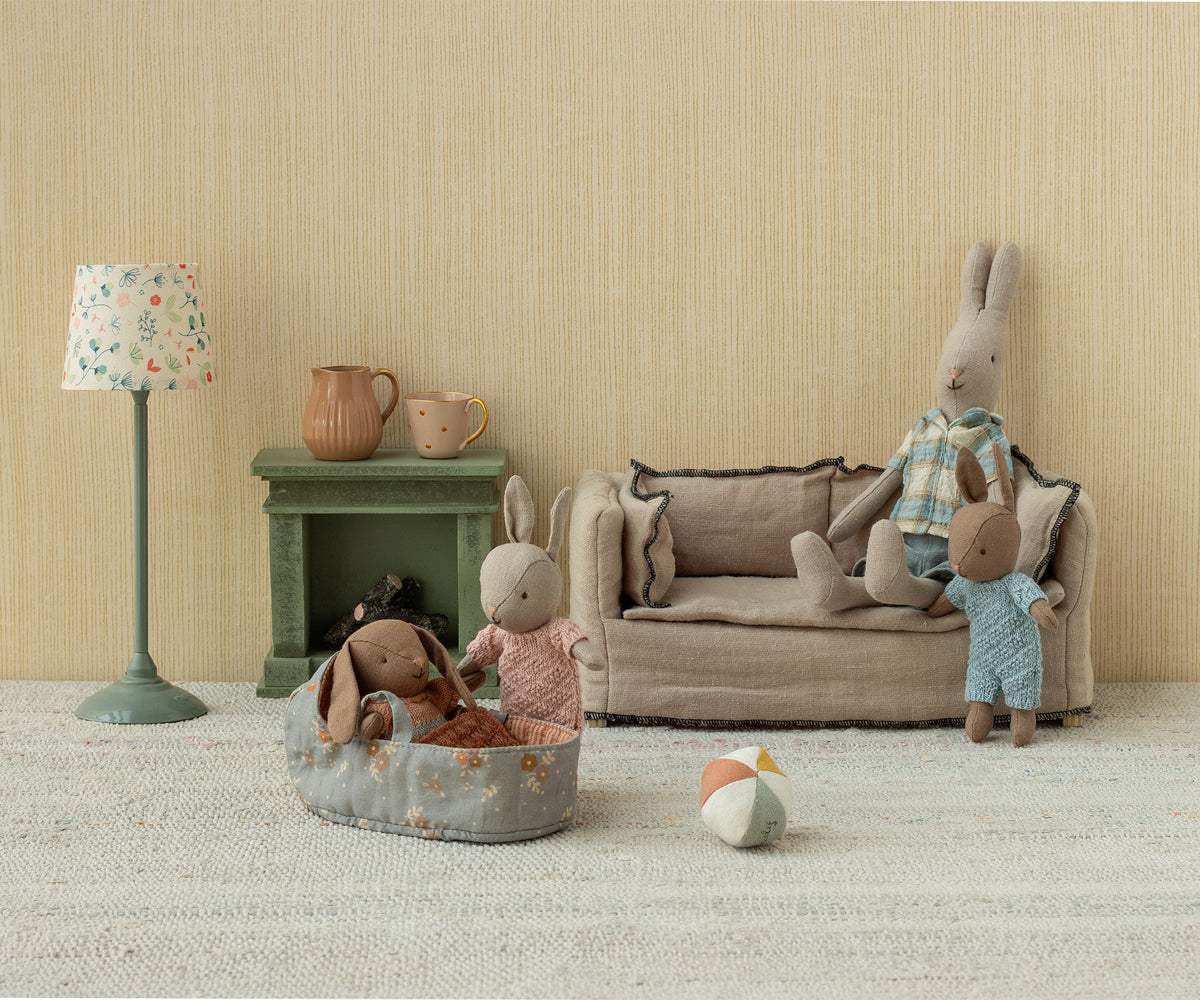 Maileg Rabbit Micro Brown - Blauw gebreid pakje