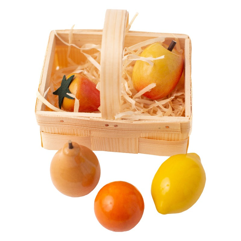 Houten krat met vijf soorten fruit